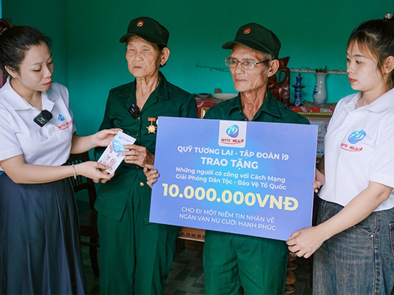 Người dùng đang khắc phục sự cố trên điện thoại với biểu tượng SUNWIN