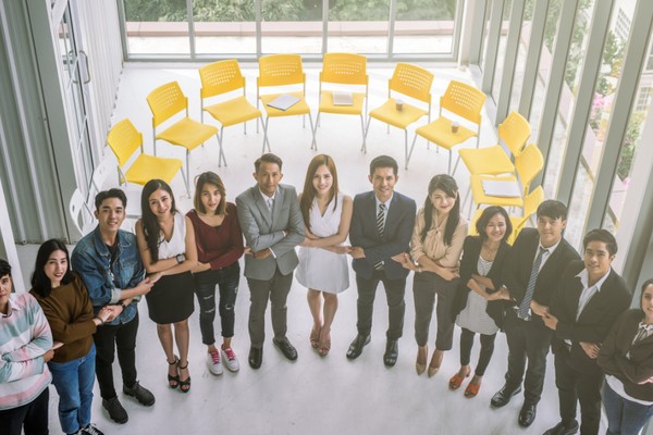 Thực tế Ảo (VR) và Thực tế Tăng cường (AR): Trải nghiệm Nhập vai